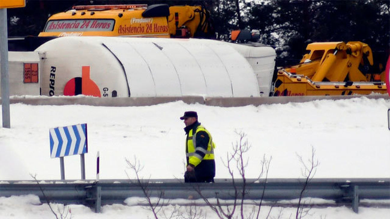 Reabierta la AP-6 tras su corte de 6 horas por el vuelco de un camión de propano