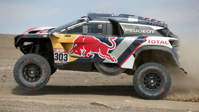 Sainz, mano a mano con Peterhansel y Barreda vuela sobre dunas