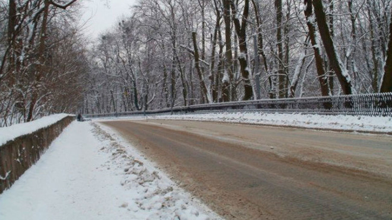 Esparcen 57 toneladas de sal en las carreteras de Madrid para evitar placas de hielo