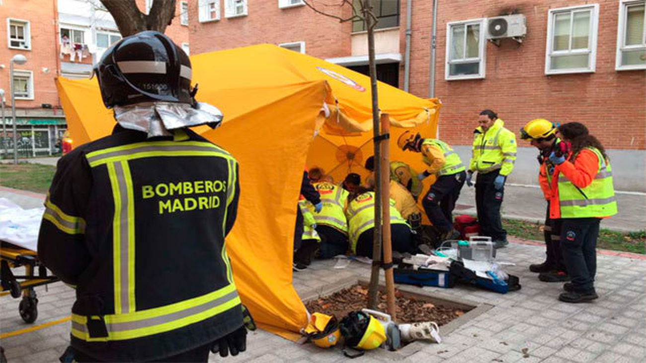 Efectivos del SAMUR-Protección Civil y de bomberos en el lugar