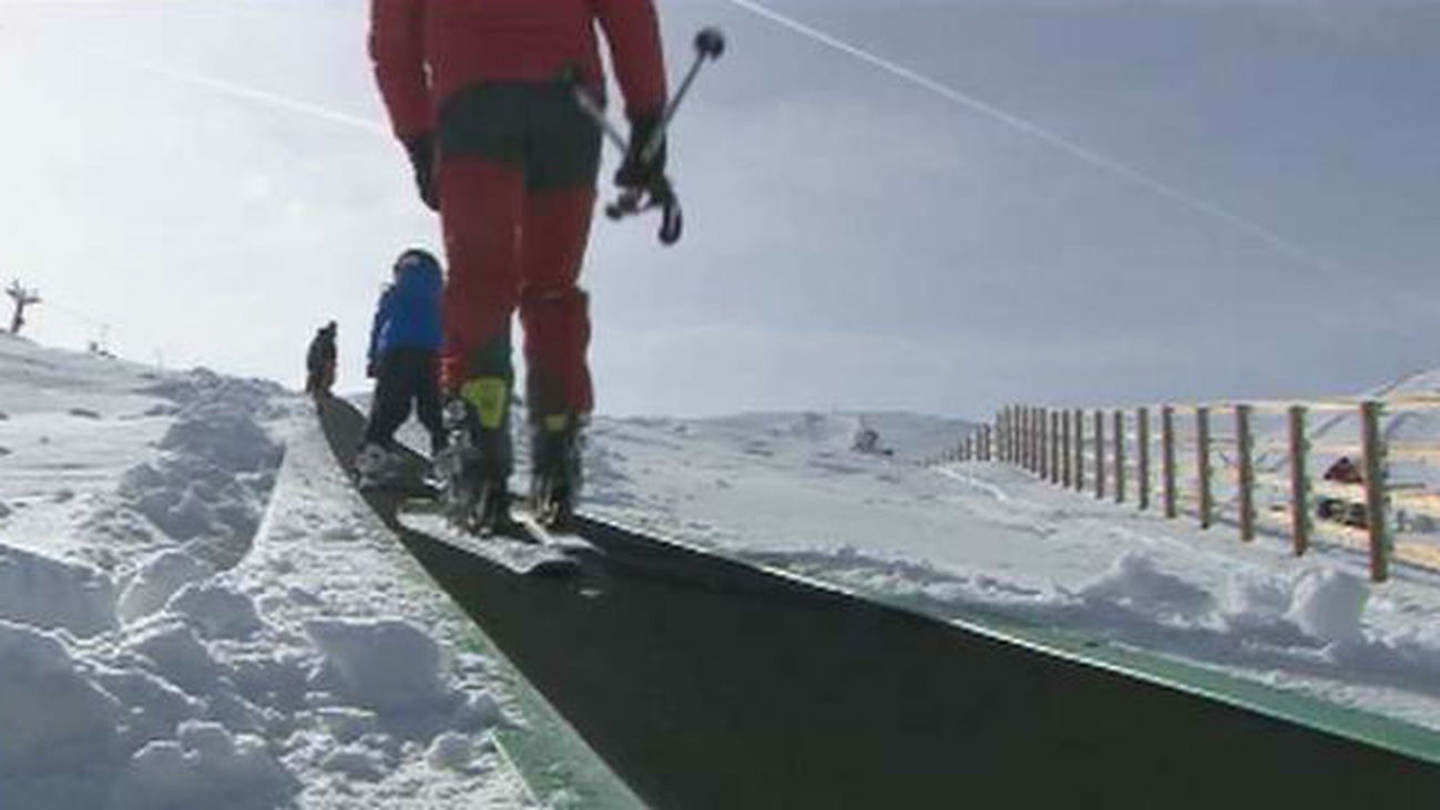 Las estaciones de Valdesquí y Navacerrada cerradas por el fuerte viento