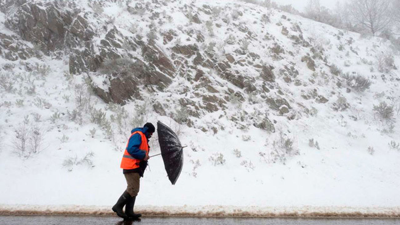 La nieve complica el tráfico en Castilla y León y Galicia