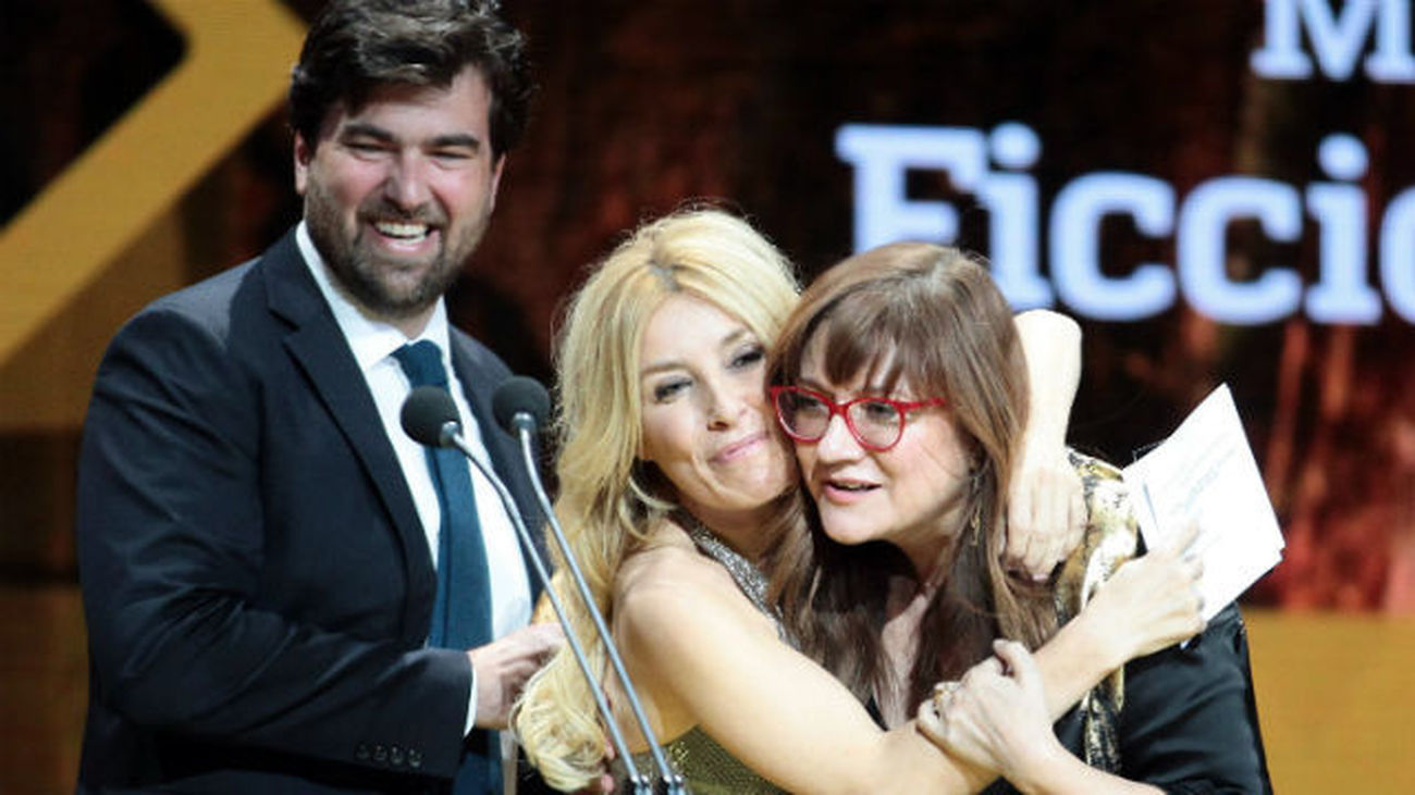 Isabel Coixet es felicitada por Cayetana Guillén Cuervo tras recibir el galardón al Mejor Largometraje por "La Librería"