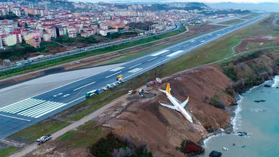 Un avión turco con 162 pasajeros cae por un acantilado sin que haya heridos