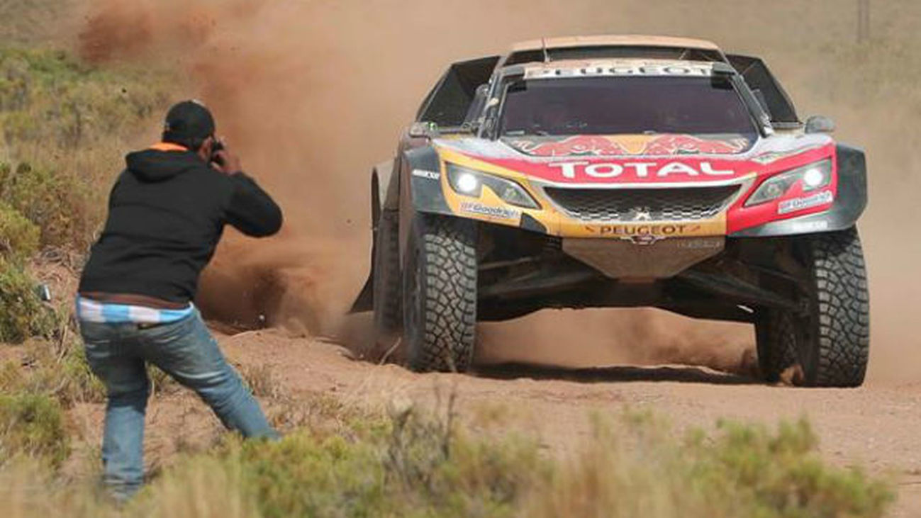 Peterhansel gana la octava etapa y Sainz sigue líder