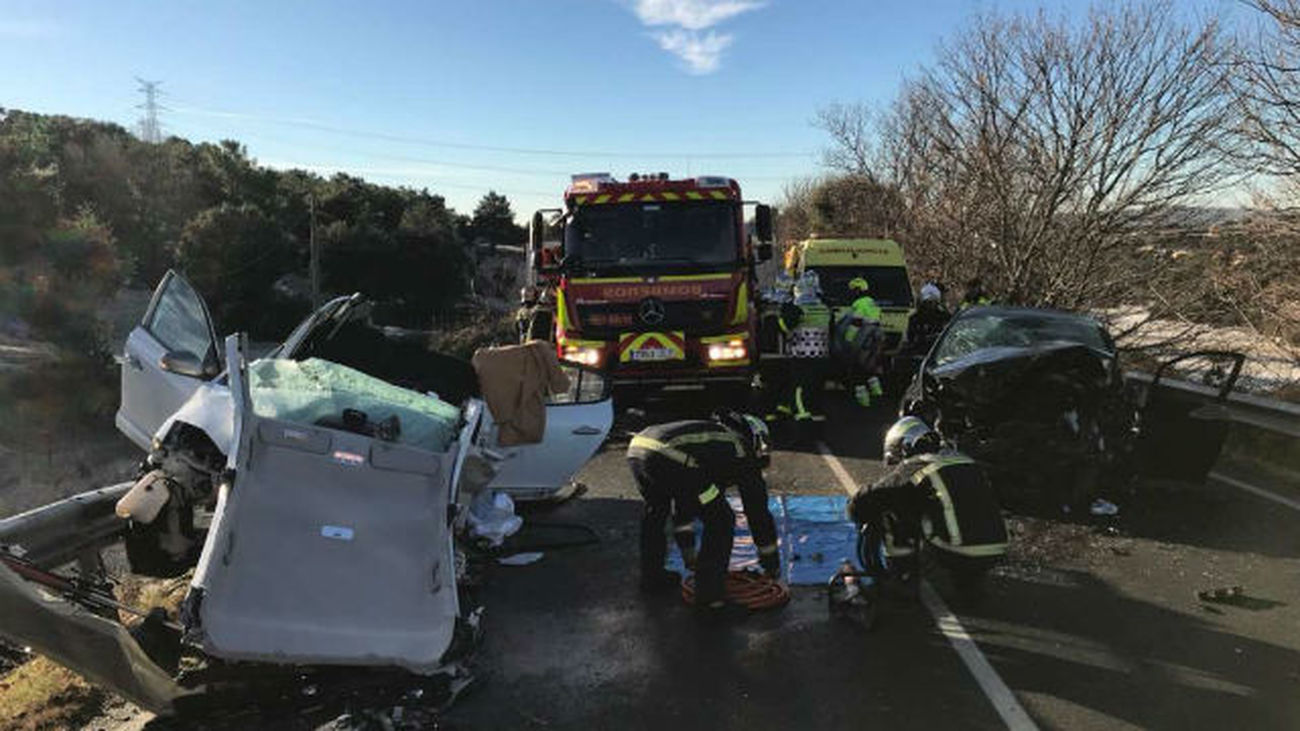 Cuatro heridos, uno de ellos grave, tras el choque  frontal de dos coches en la M-601