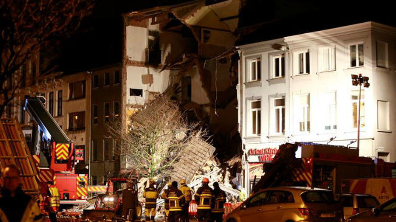 Los bomberos inspeccionan los escombros, en Amberes (Bélgica), después de un edificio colapsara tras una explosión