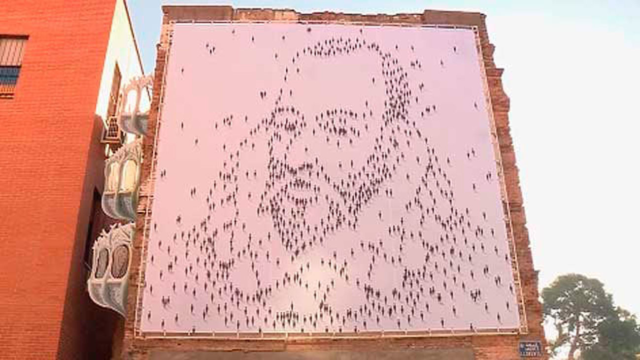 El graffitero Suso 33 plasma en dos murales en fachadas de Alcalá de Henares su visión de Cervantes