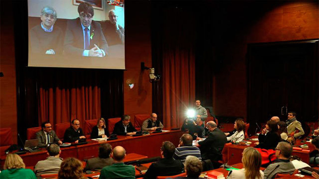 Puigdemont promete la Constitución por imperativo legal al acreditarse como diputado