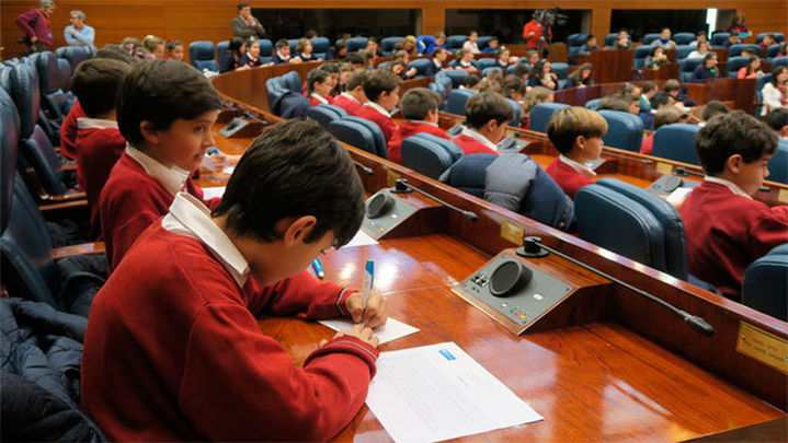 Escolares madrileños, diputados por un día en la Asamblea