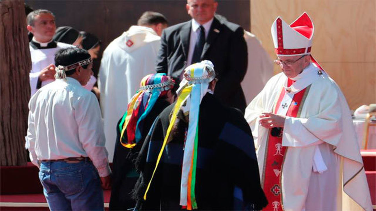 El papa Francisco saluda a representantes del pueblo Mapuche durante una multitudinaria misa en Temuco (Chile)