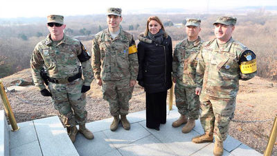 Cospedal insta a observar con prudencia las reuniones entre las dos Coreas