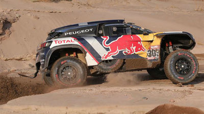 Sainz mantiene a raya a Peterhansel