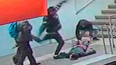 Detenido un joven por agredir brutalmente a un hombre en el metro de Barcelona