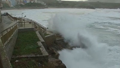 Muere un hombre por el fuerte oleaje en el litoral cantábrico y gallego