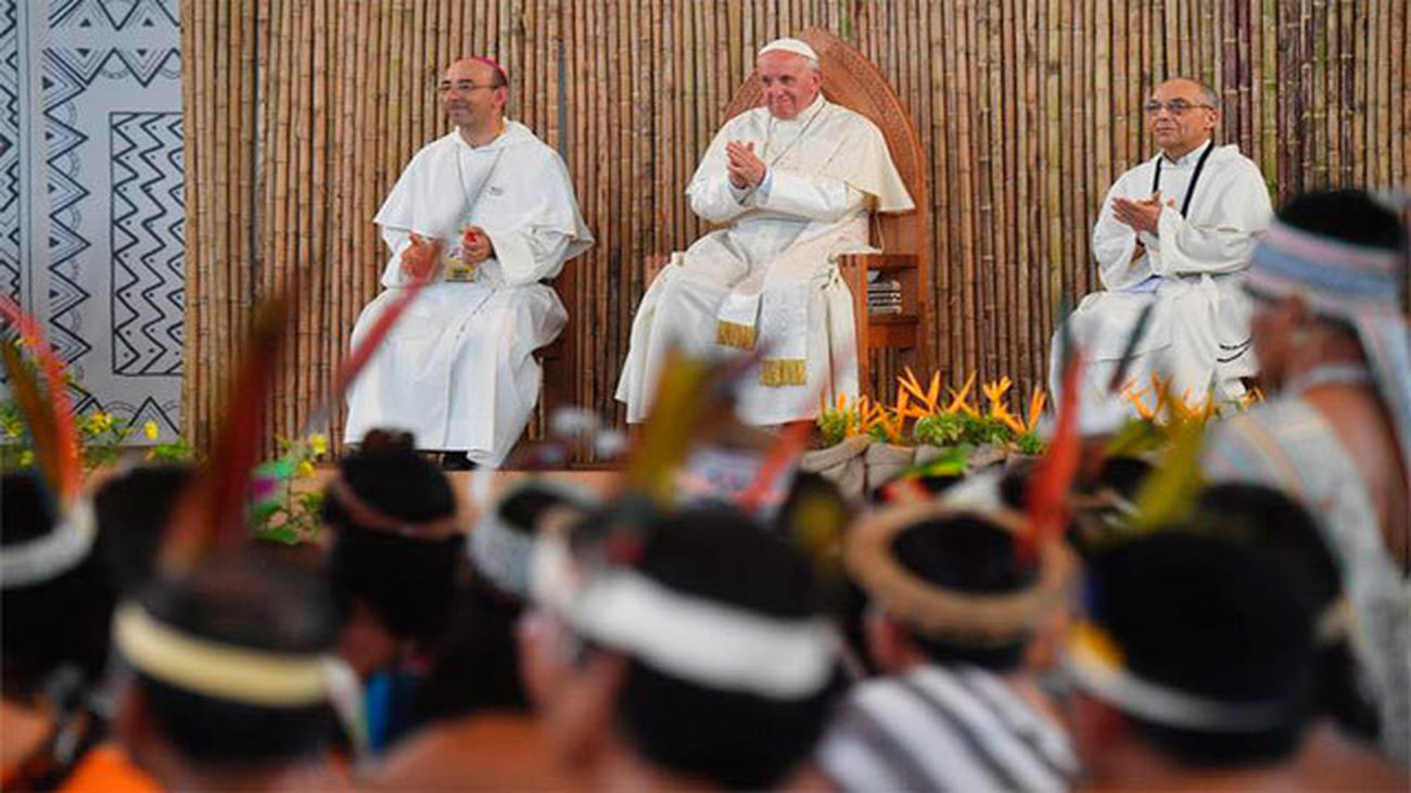 Francisco preside una reunión con representantes de los indígenas en el Coliseo de Madre de Dios, en Puerto Maldonado (Perú)