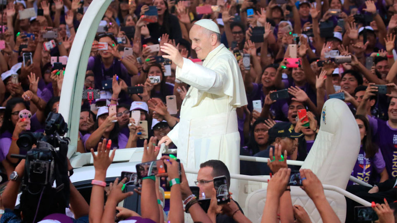 El Papa Francisco inicia su visita a Perú con un recibimiento apoteósico