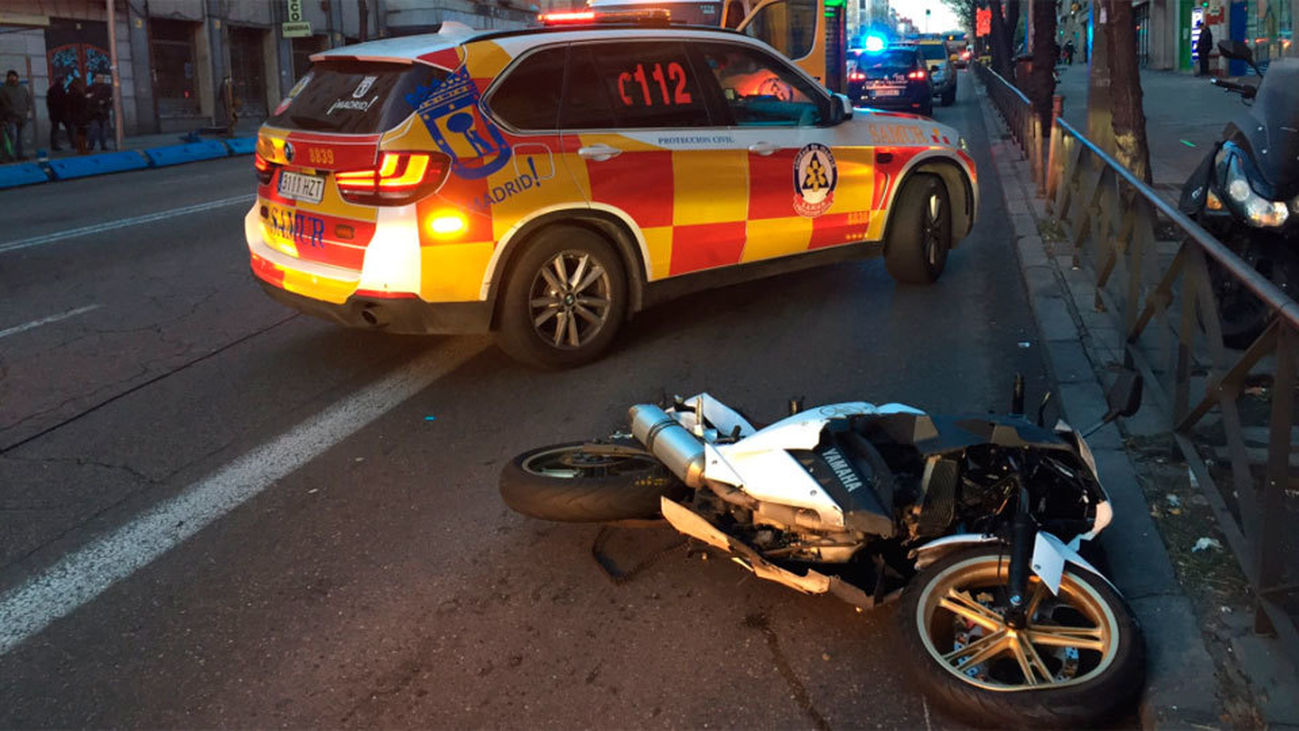 Fallece un hombre de 37 años en la calle Alcalá tras caer con su ciclomotor