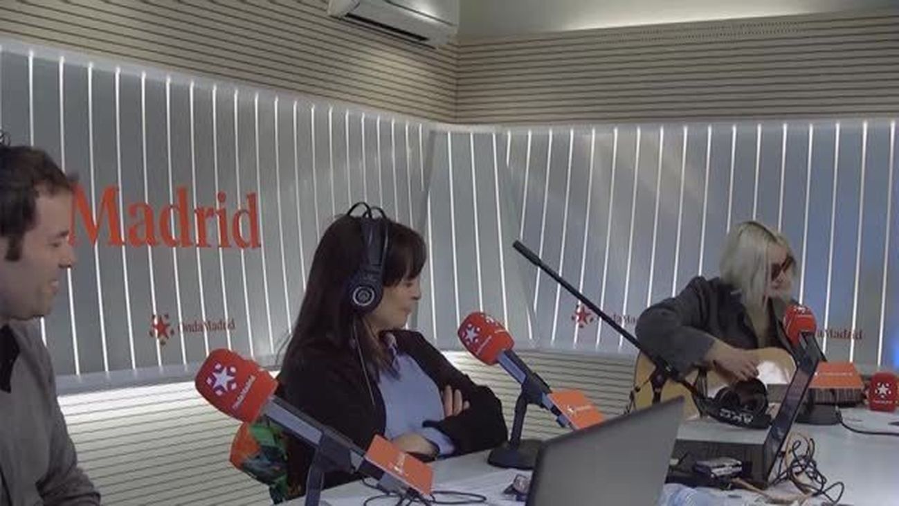 Cintia Lund toca en directo 'Don't cry for me Manhattan'