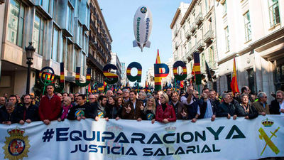 Miles de policías y guardias civiles piden en Barcelona la equiparación salarial