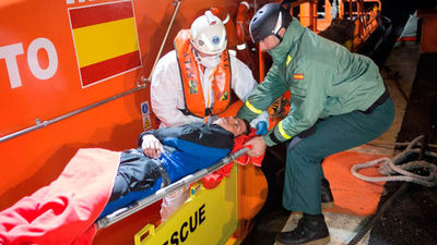 Trasladados a Almería los 71 rescatados de dos pateras