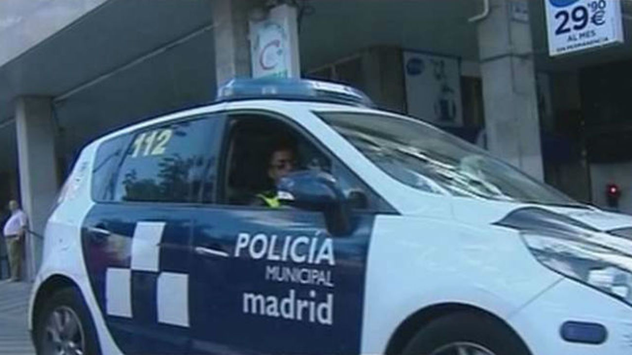 Detienen a un hombre por agredir a su pareja y forzarla a meterse en el coche en Vallecas