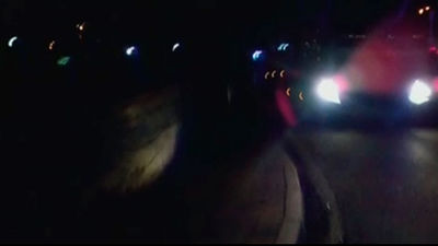 Decenas de trabajadores de Coslada caminan a oscuras para llegar a su trabajo