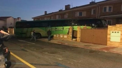 Un autobús interurbano se estrella contra el muro de un chalé en Moralzarzal