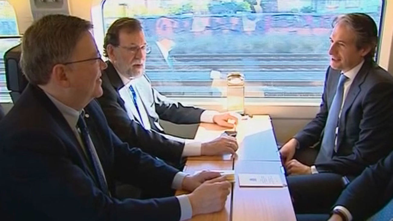 Rajoy: "A los españoles nos va bien cuando viajamos juntos en el mismo tren"
