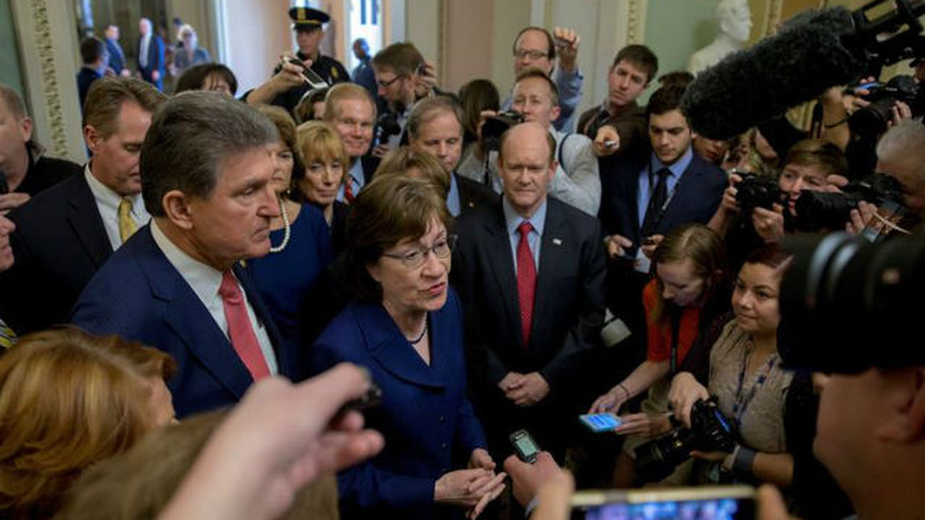 Los senadores Joe Manchin y Susan Collins ofrecen declaraciones tras salir de una sesión de voto en el Capitolio