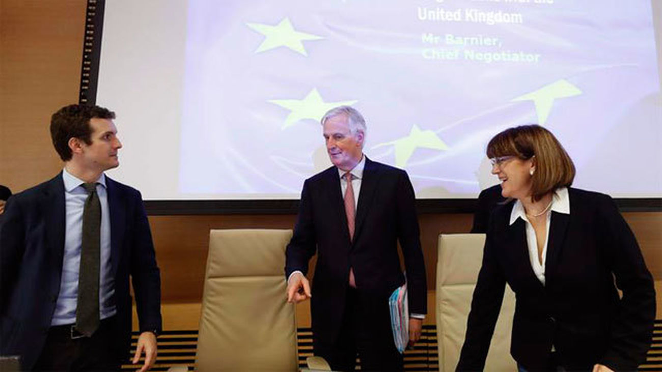 El representante de la UE en la negociación del Brexit, Michel Barnier junto Pablo Casado (PP) y Soraya Rodríguez (PSOE)