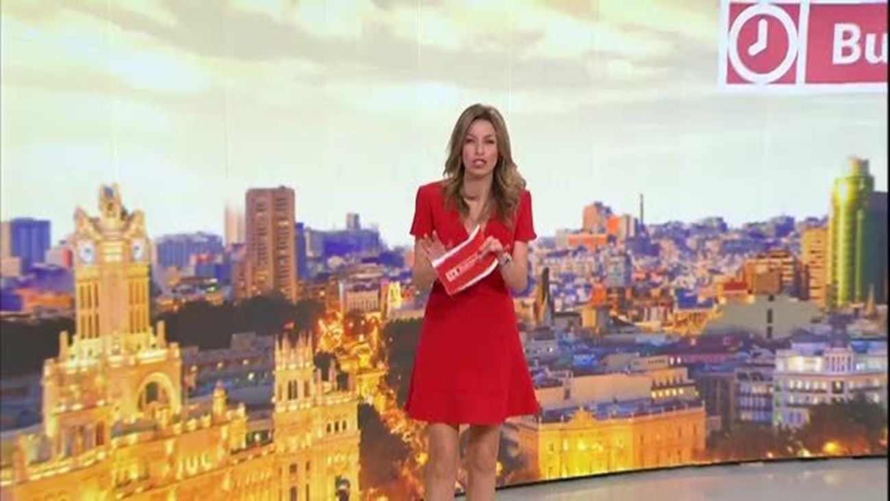 Cientos de personas forman cola para optar a un empleo en el hotel de Plaza de España