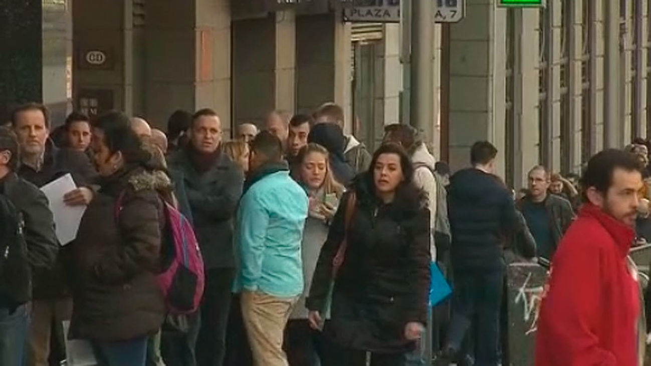 Cientos de personas forman cola para optar a un empleo en el hotel de Plaza de España