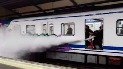 Un conductor de Metro utiliza un extintor para ahuyentar a grafiteros