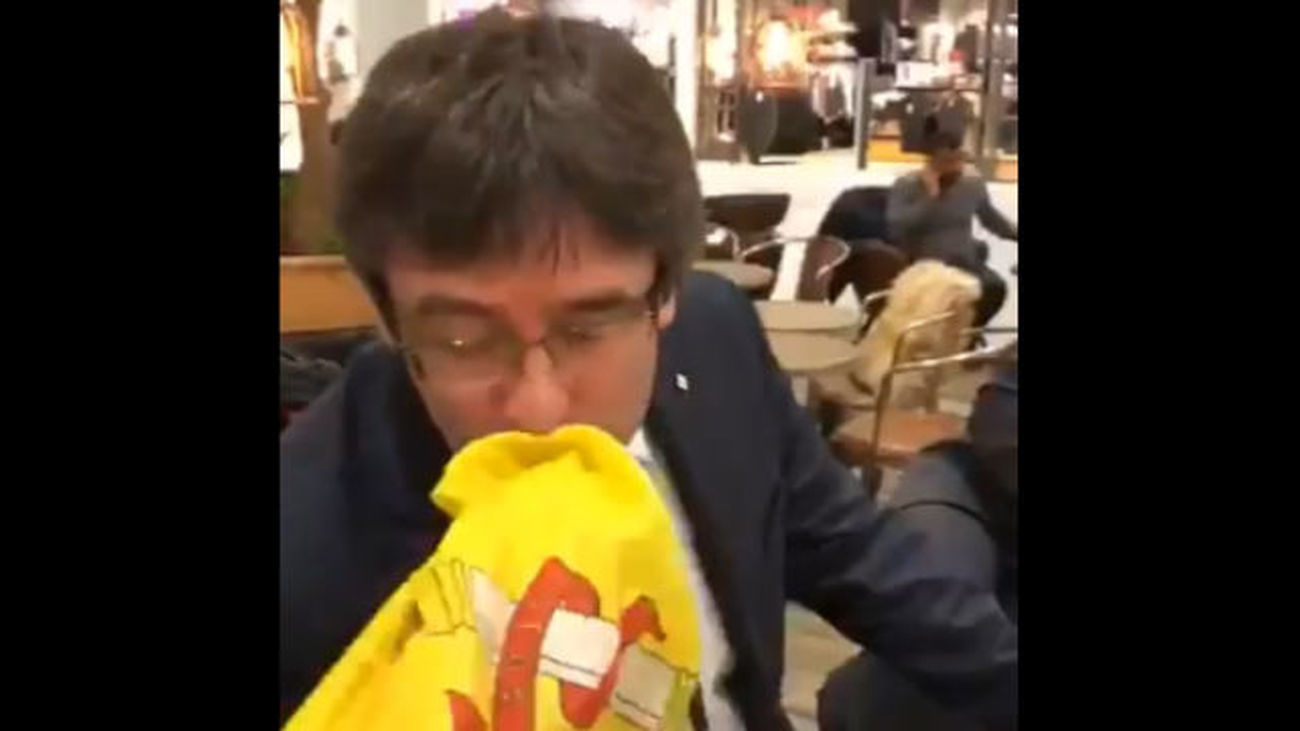 Puigdemont besa una bandera española