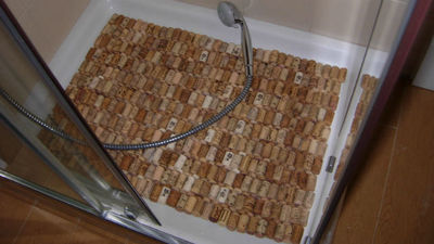 Cómo hacer una alfombra de baño con corchos