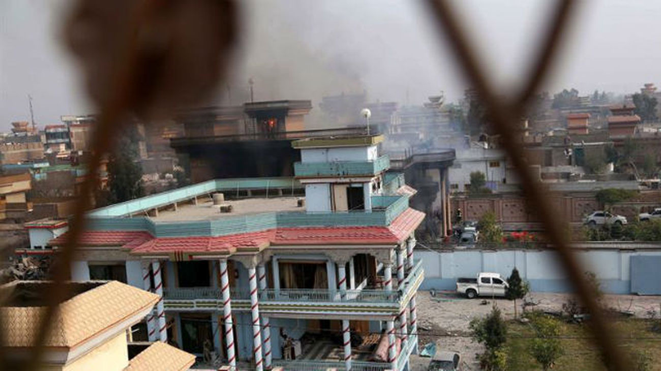 Una columna de humo emerge del lugar tras el ataque contra la sede de la organización no gubernamental Save the Children