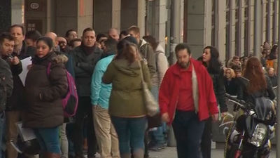 Polémica por las colas de 8.000 personas para 100 empleos en un hotel