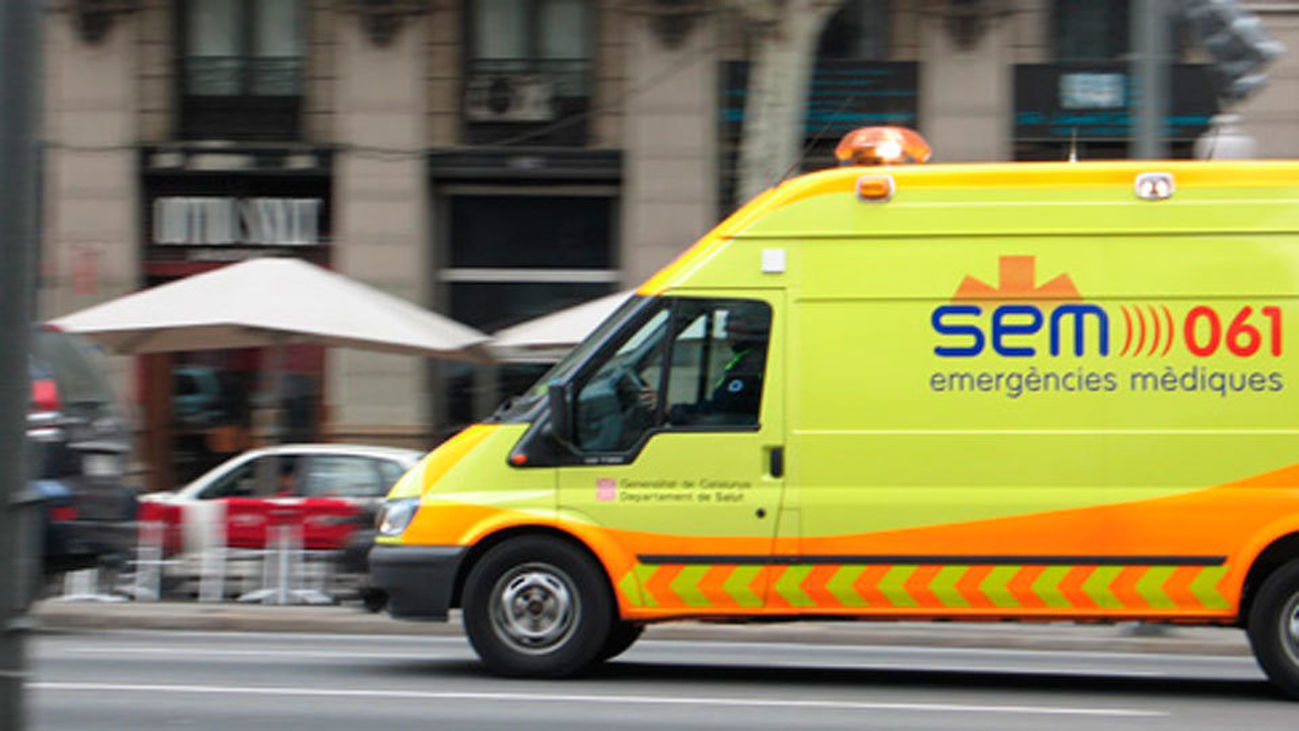 Una mujer apuñala a dos compañeras y salta por la ventana en Barcelona