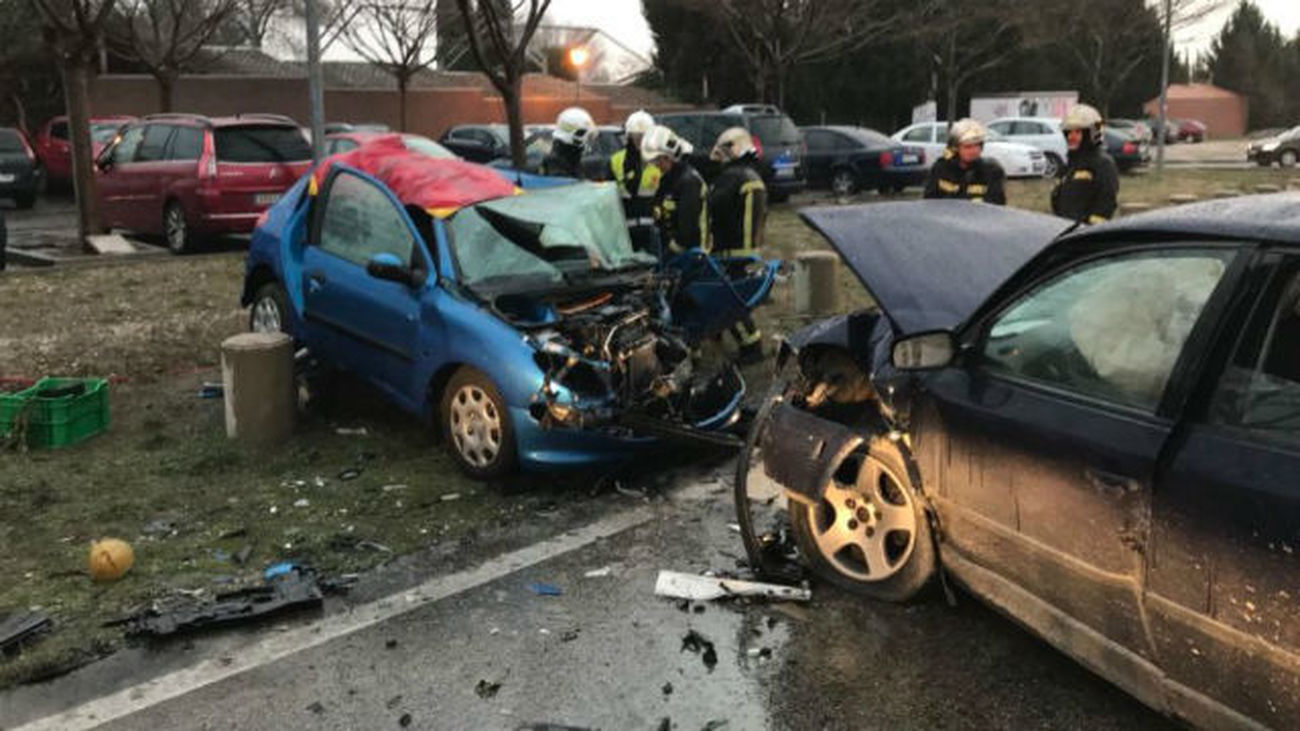 Heridos dos conductores de 21  años tras chocar sus vehículos en Vicálvaro