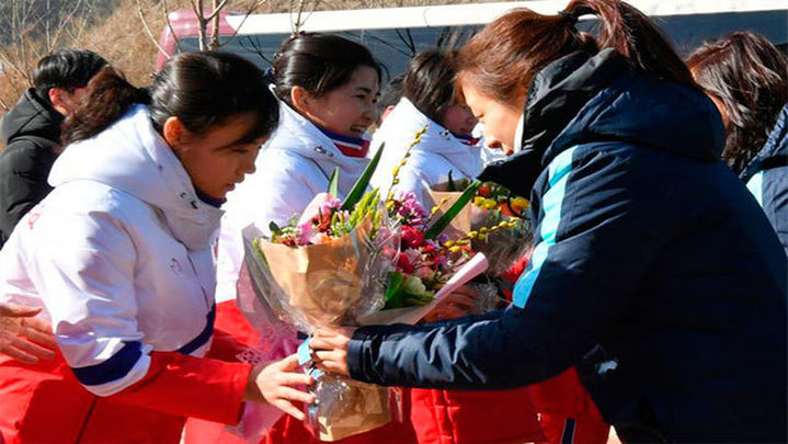 Los primeros atletas norcoreanos llegan al Sur para los Juegos de Invierno