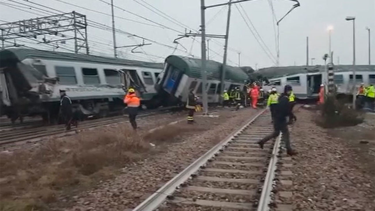 Tres muertos y decenas de heridos tras descarrilar un tren en Milán
