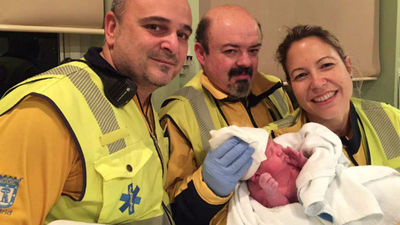 Una mujer de 29 años da a luz a su tercer bebé a 500 metros del hospital