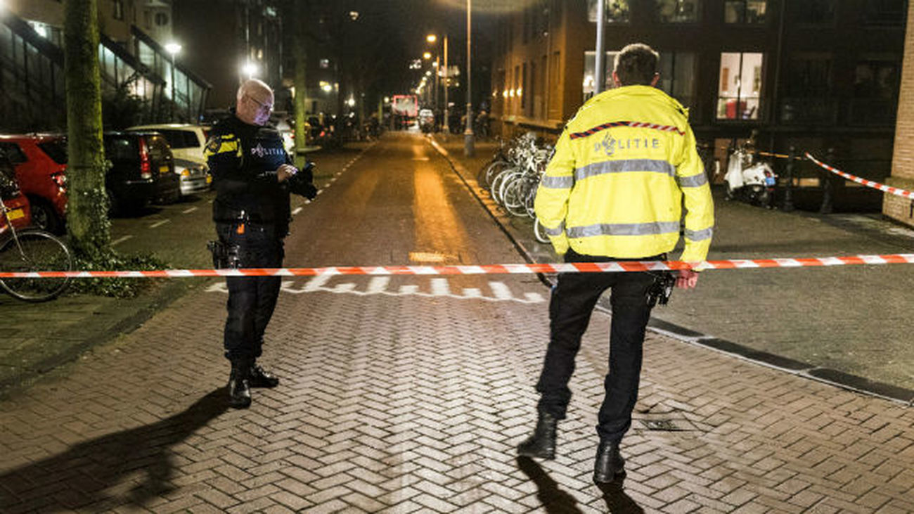 Al menos un muerto y dos heridos en tiroteo en el centro de Amsterdam