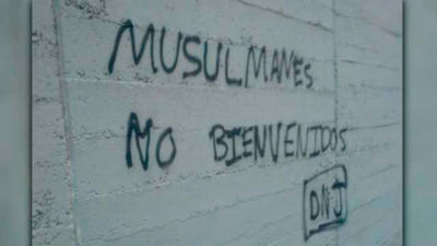 Pintada de "Musulmanes no bienvenidos" en los alrededores de la mezquita de la M30 en Madrid