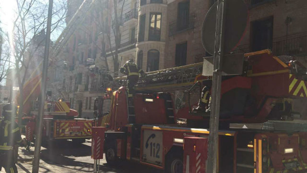 Aparatoso incendio con una gran columna de humo en un edificio en obras en Fortuny