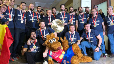 Los campeones de Europa desatan la locura en Barajas