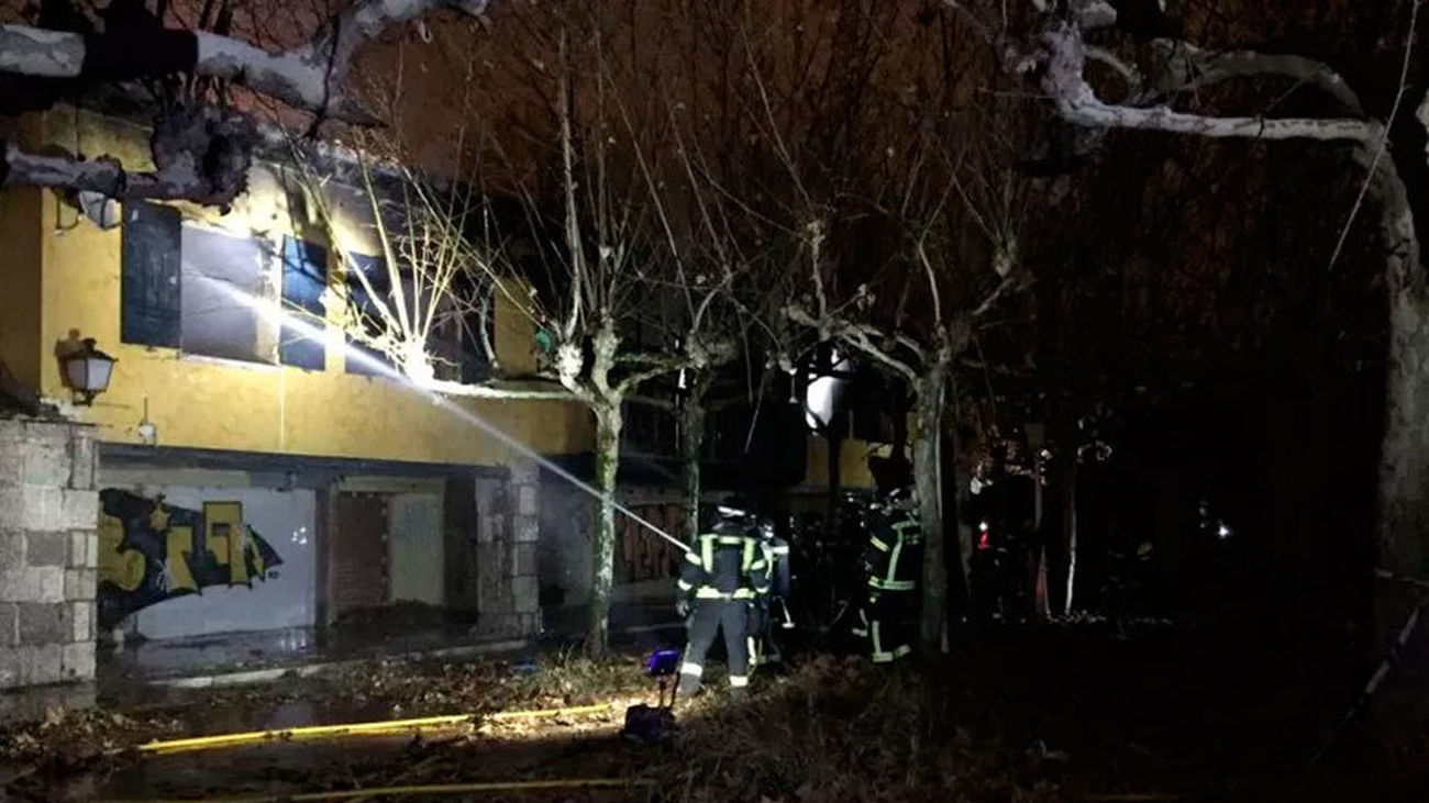 Intoxicados tres policías en el incendio de un antiguo restaurante de la Casa de Campo