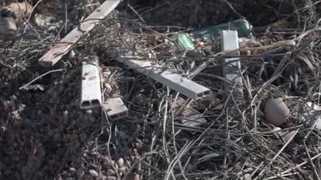 Vertidos de pintura industrial junto a unas viviendas en Aranjuez