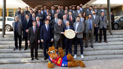 Los 'Hispanos' presumen de trofeo